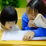 Anak balita bermain aktivitas sensorik dengan pasir dan air — PlayRoom1234