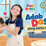 Anak mencium tangan kakak sebagai adab dasar yang perlu diajarkan